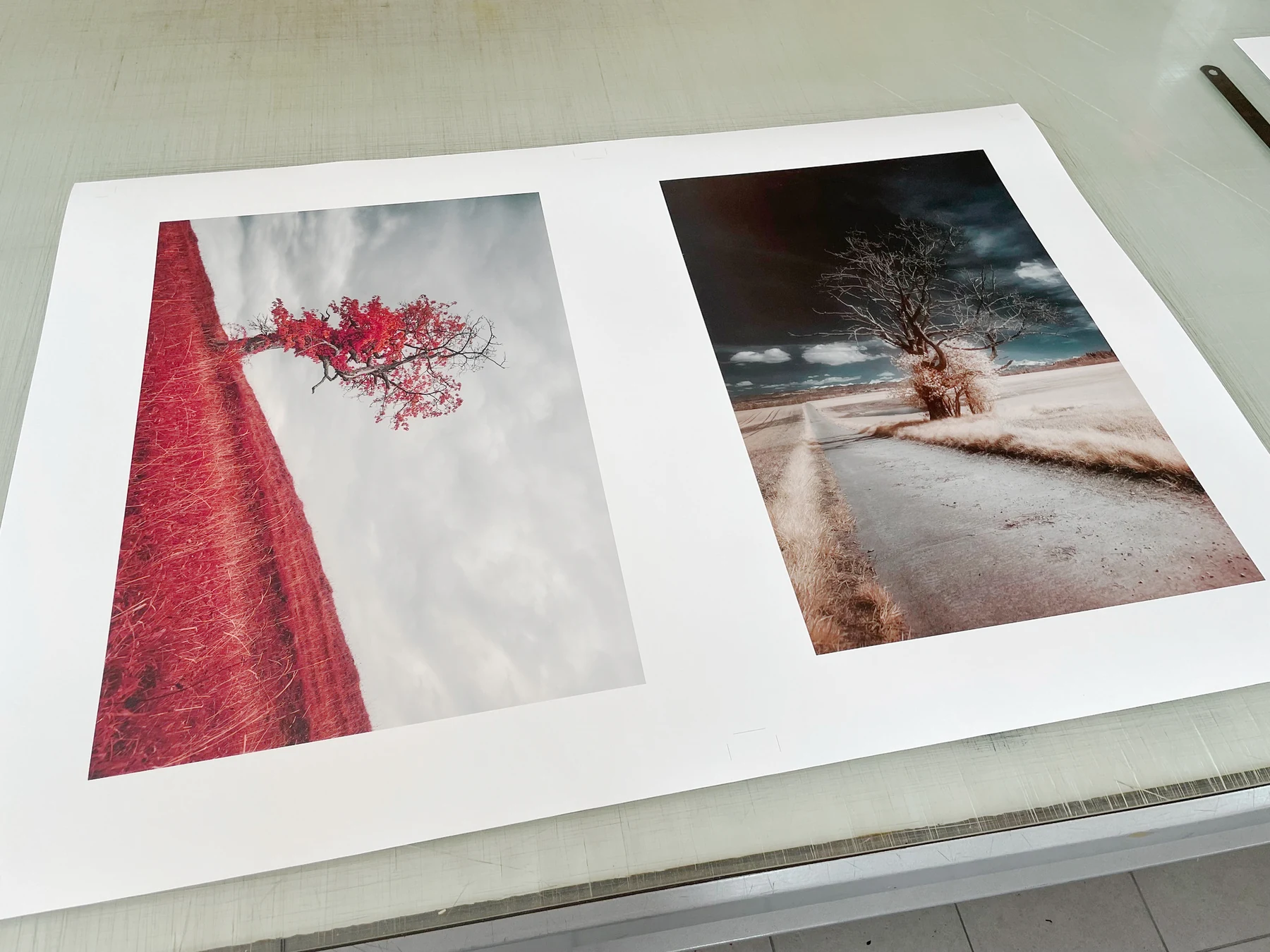 Deux tirages photographiques posés sur une table de contrôle à Lavigny
